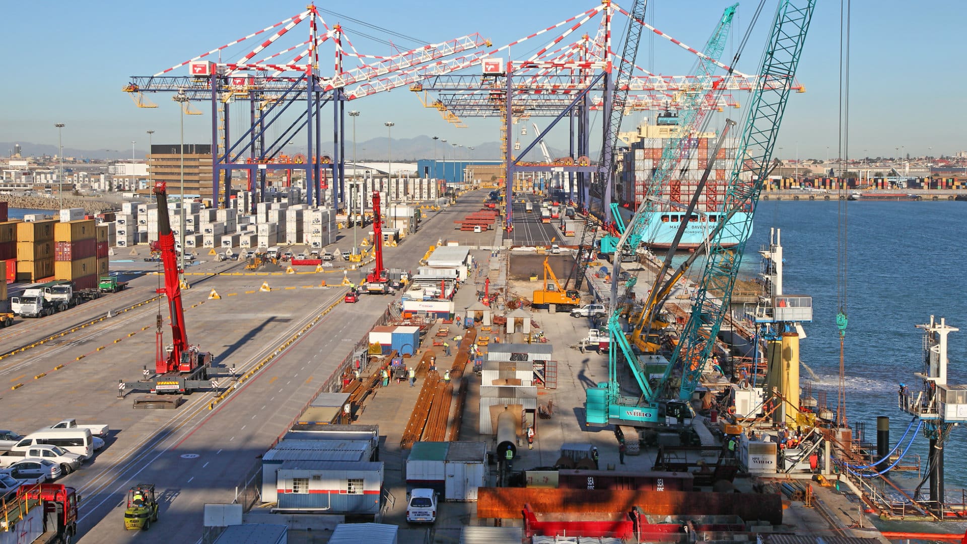 CAPE TOWN CONTAINER BERTH DEEPENING & QUAY REFURBISHMENT